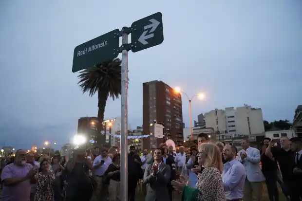 Montevideo nombró a una calle como «Raúl Alfonsín»