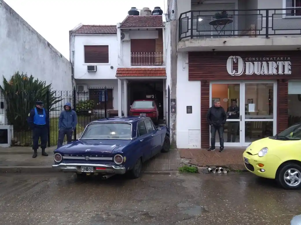 Perdió el control del Falcon y terminó chocando contra una propiedad