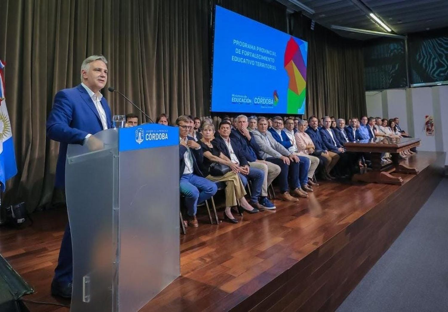 Llaryora suma a los intendentes en la gestión de la educación en sus comunidades