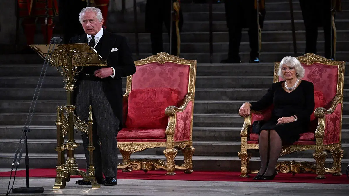 CARLOS III siente el «peso de la historia»: primer discurso ante el Parlamento inglés