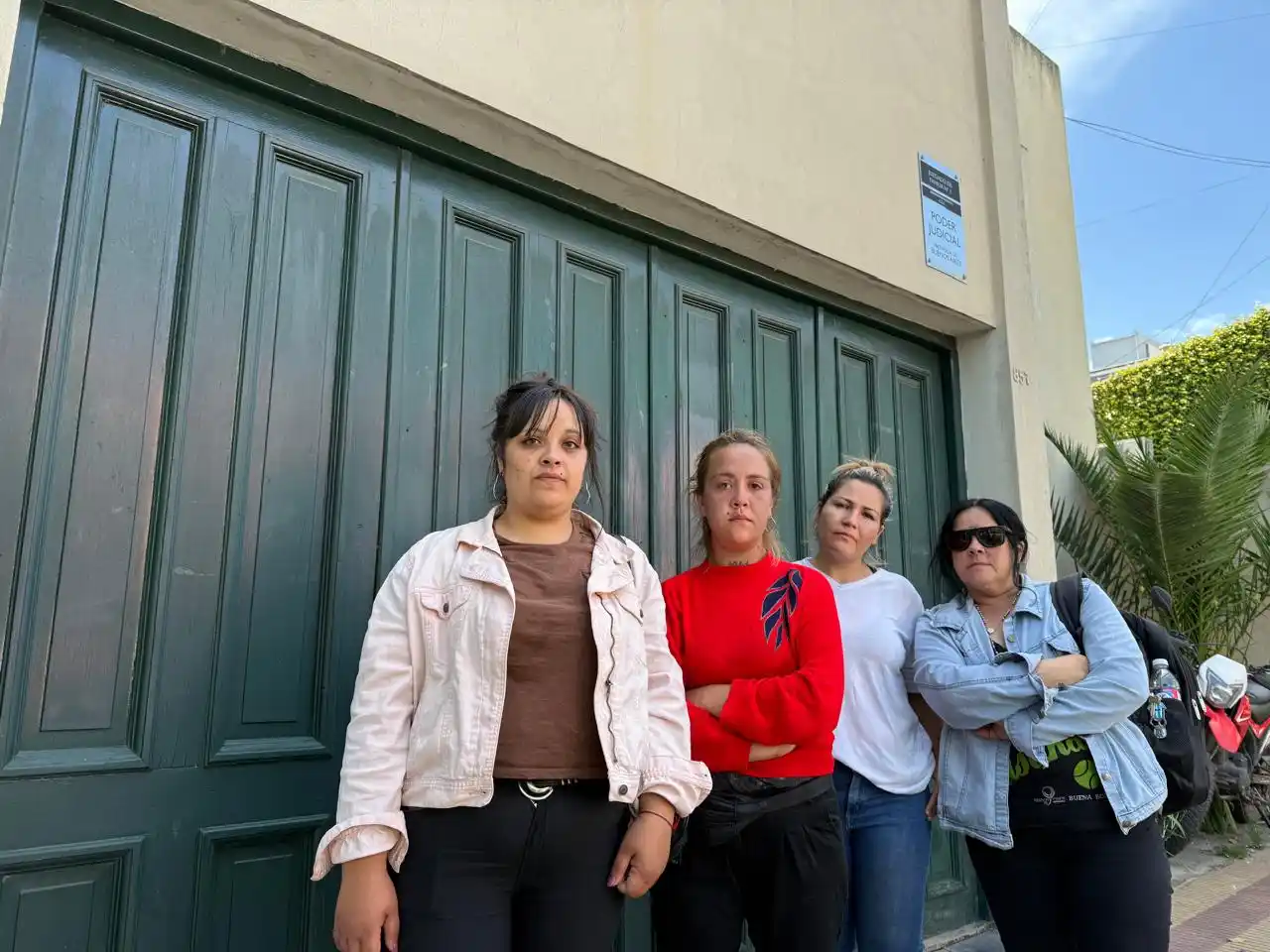 La familia que reclama por los chicos, en la puerta del  Juzgado de Familia Nº 1.