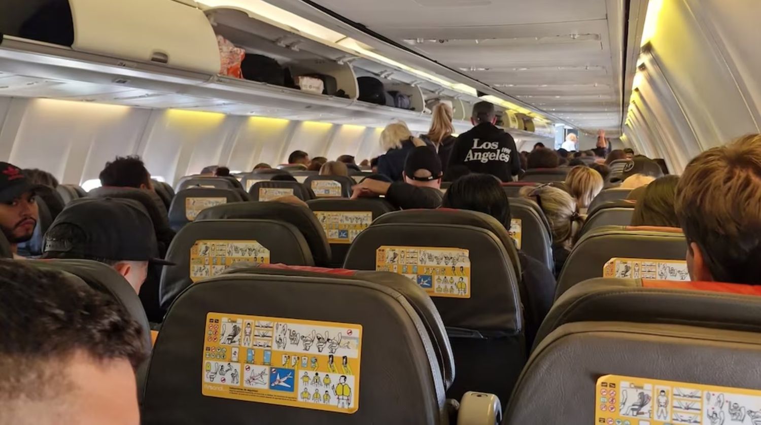 Conflicto en Intercargo: otra vez hubo pasajeros atrapados en un avión sin despegar ni poder bajar