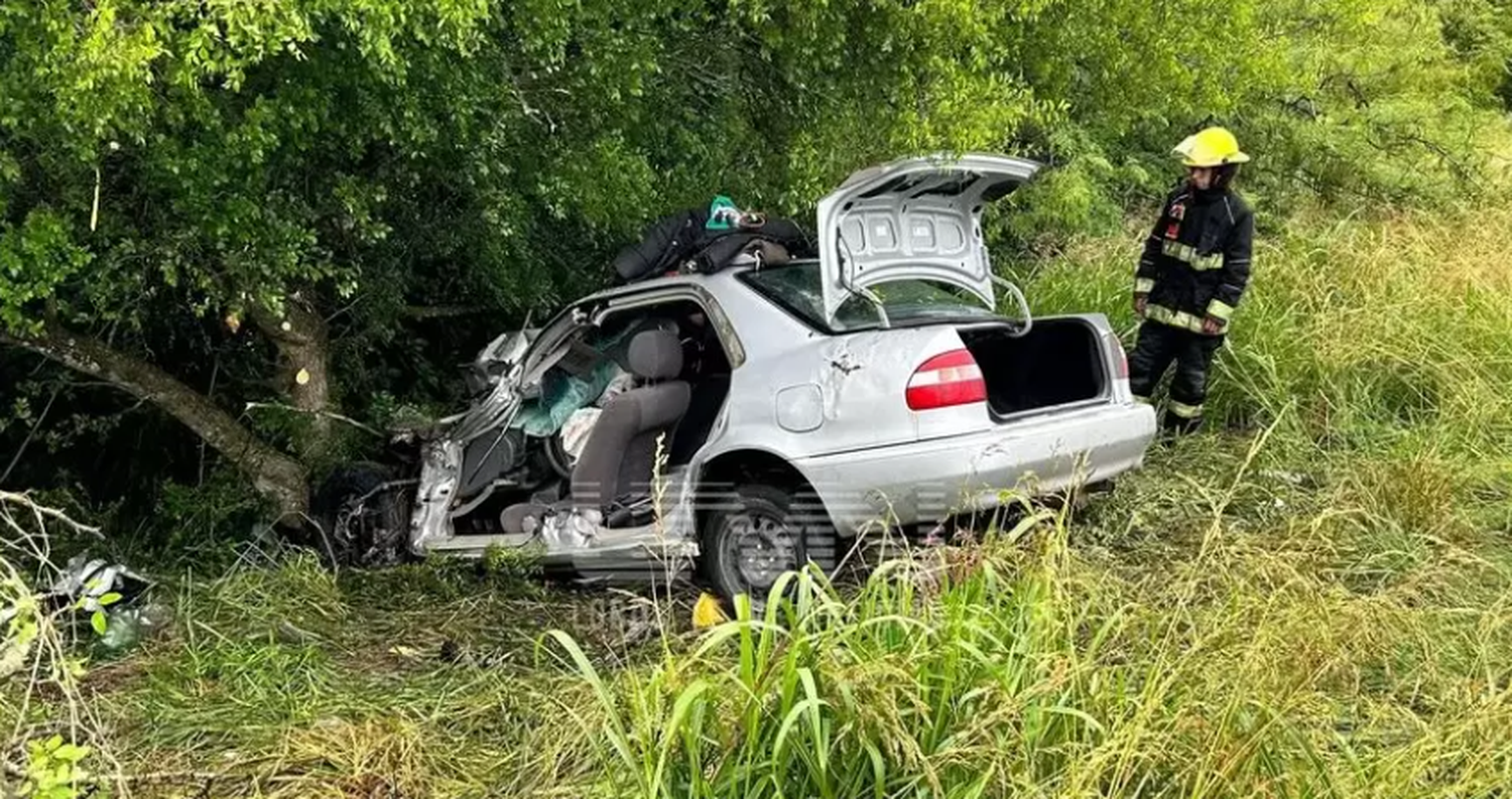 Un auto y un camión chocaron de frente en la ruta 41: Los bomberos cortaron el coche para rescatar a 3 mujeres