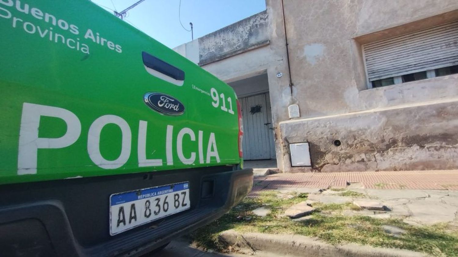 Conmoción por un brutal femicidio en Azul: Le sacó el arma a su expareja policía y la mató delante de sus tres hijos