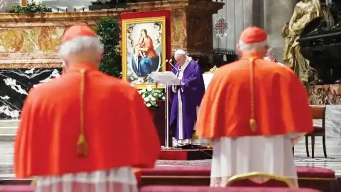 Francisco alertó a cardenales de �Sperderse en cosas como  el dinero o la fama⬝