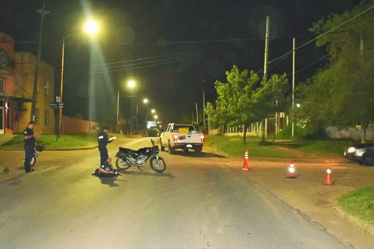 Un auto chocó a una moto: el motociclista debió ser trasladado al Centenario