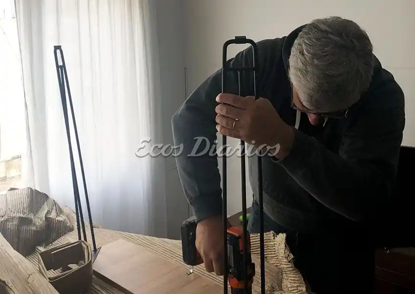 En plena tarea. Juan Pedro Arabarco arma una repisa para su hija