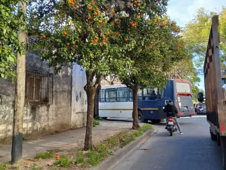 El colectivo queda atascado por autos mal estacionados