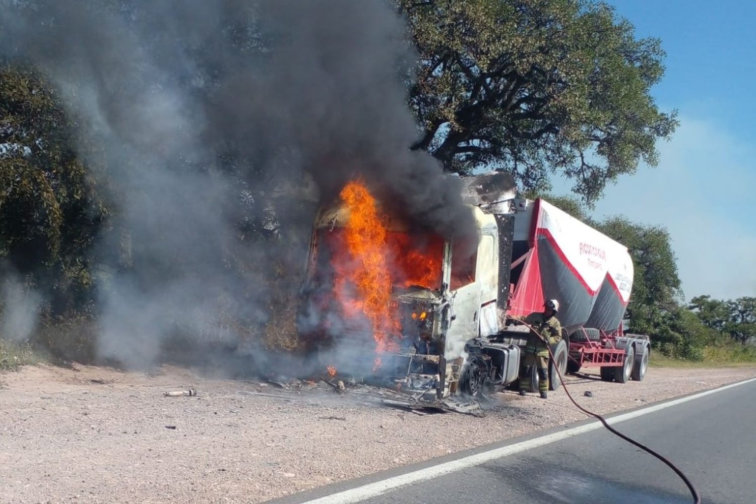 Se prendió fuego un camión en Ruta Nº12 y provocó un incendio de pastizales en la zona