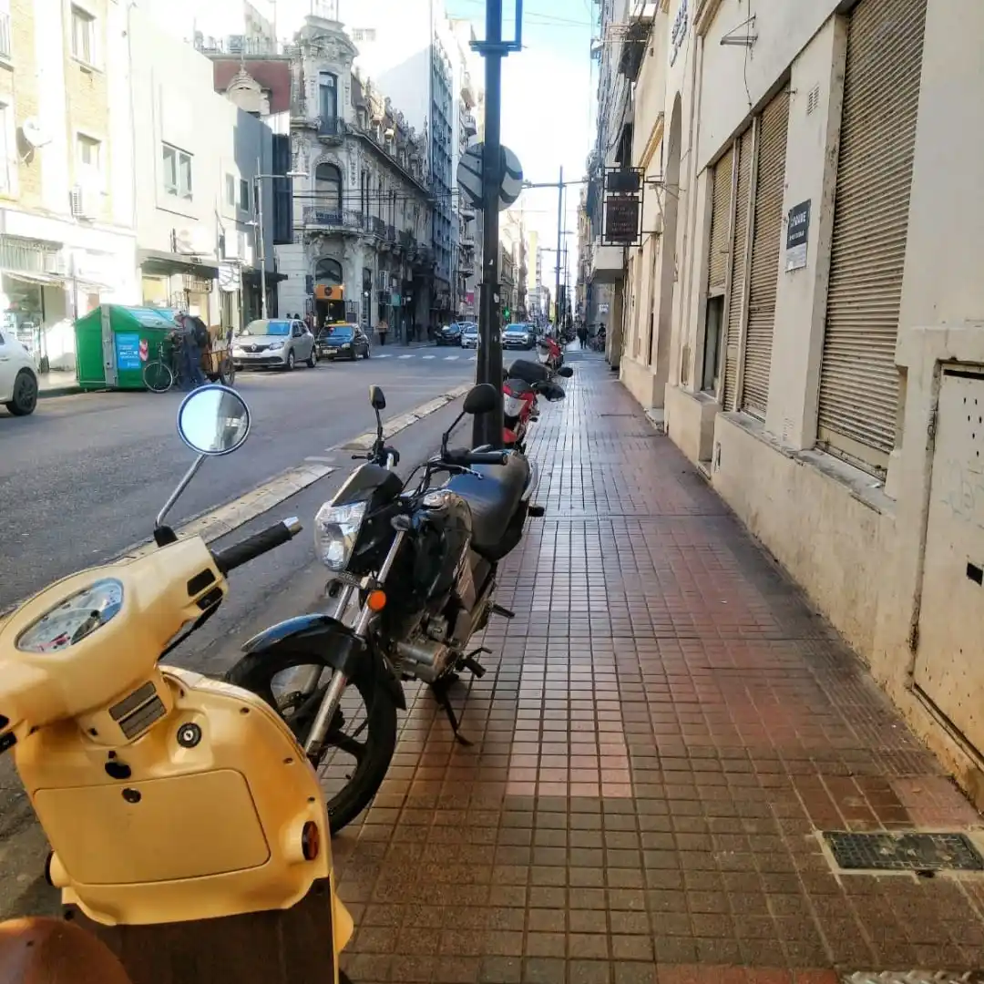 Presentaron un proyecto para habilitar nuevos estacionamientos para motos y evitar la invasión sobre las veredas del centro de Rosario
