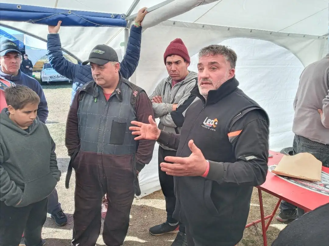Beain en plena charla con los pilotos.