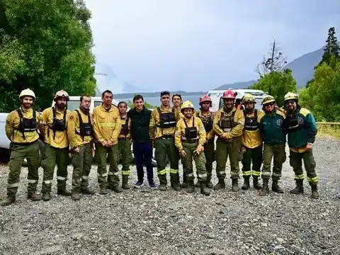 El gobernador Ignacio Torres junto a brigadistas.