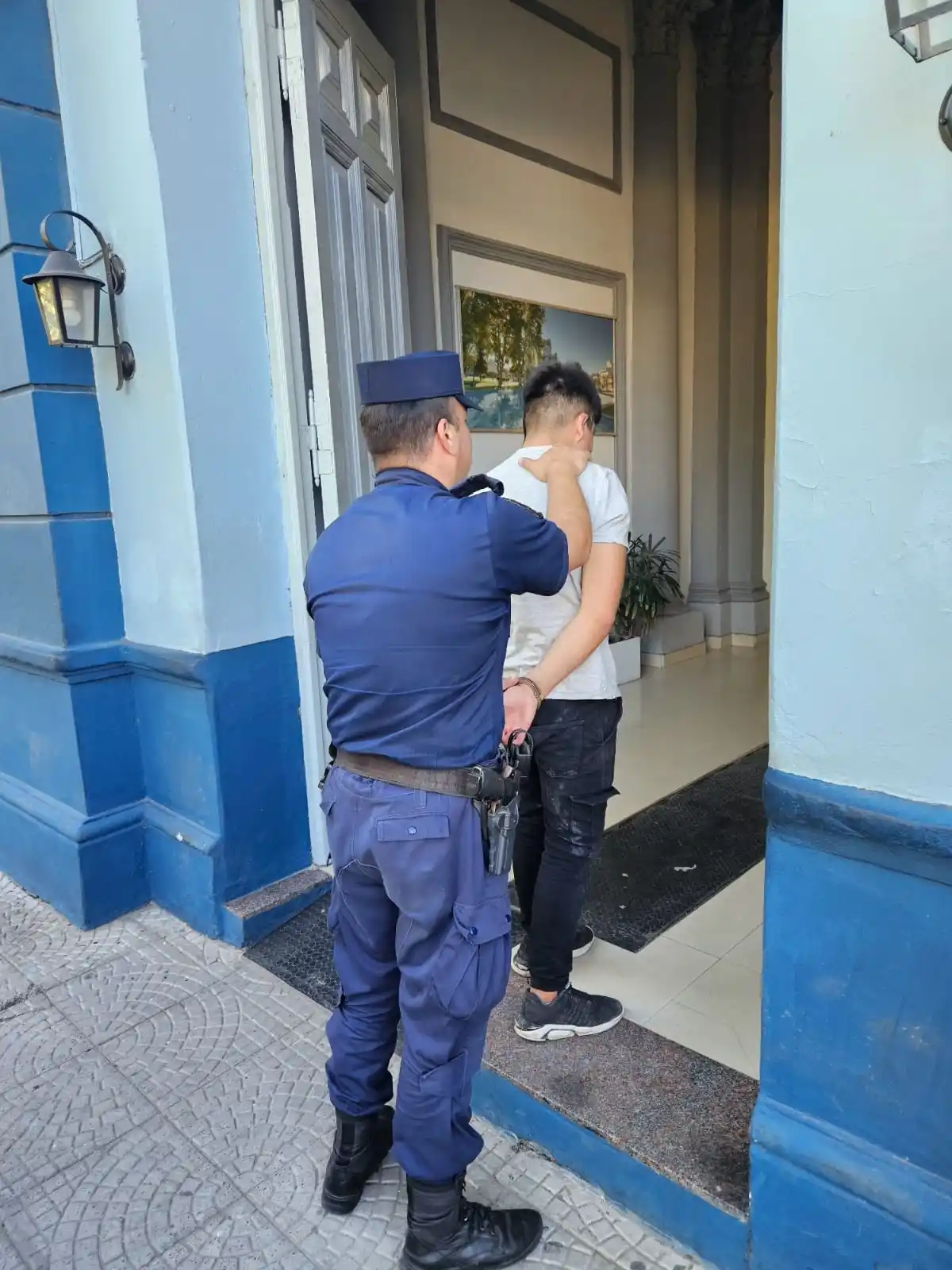 En dos hechos diferentes, dos jóvenes fueron atrapados en pleno acto delictivo