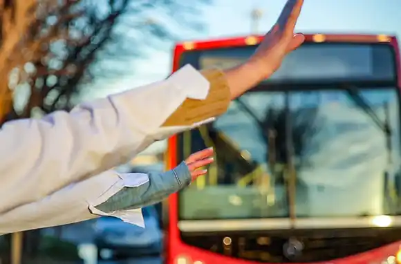 Seis ciudades bonaerenses siguen con las tarifas de colectivo más caras del país: en Pinamar cuesta $1591