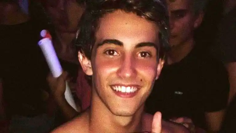 Un joven recibió un botellazo en la cabeza y está internado