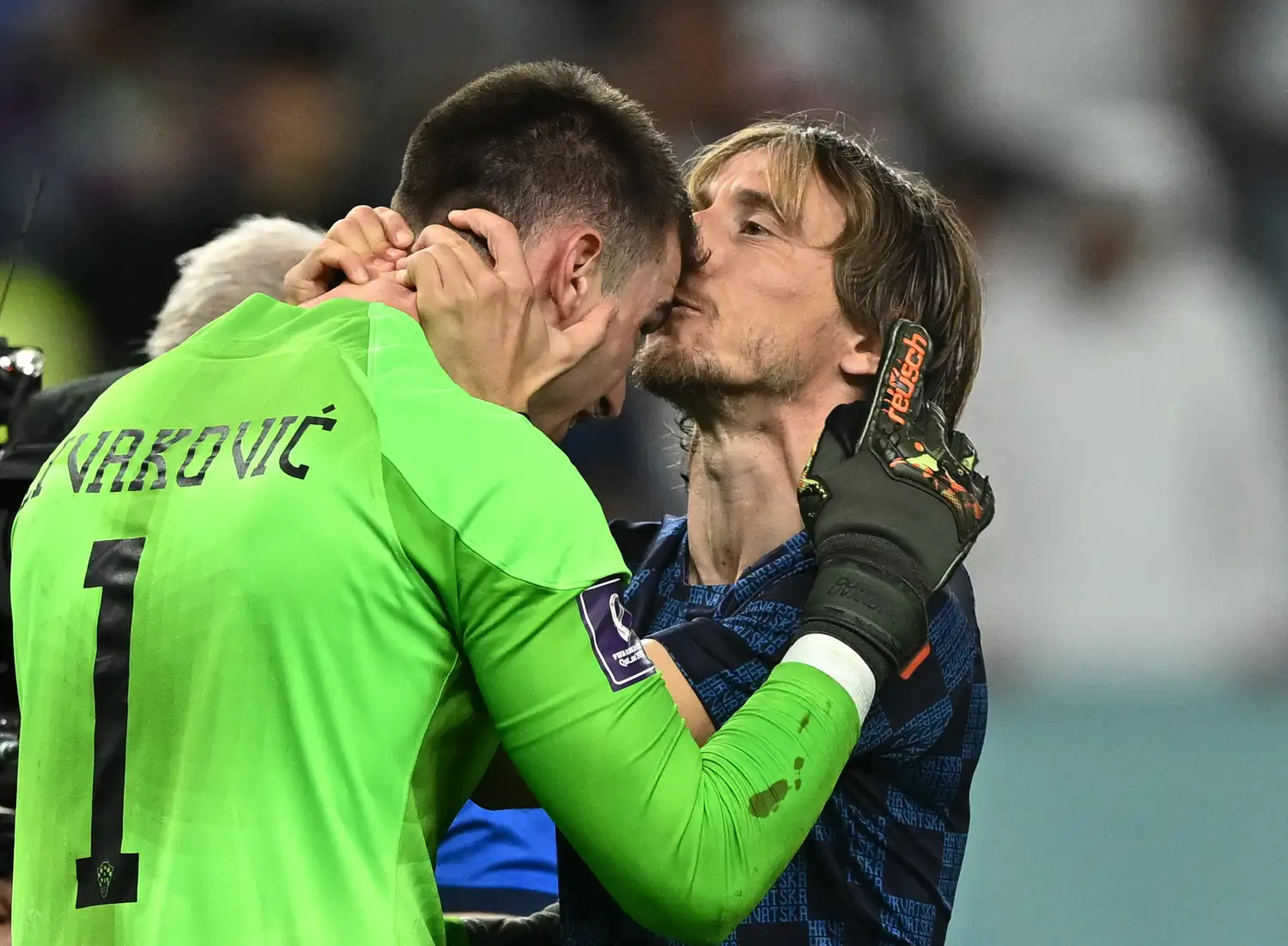 Livakovic ya se convirtió en héroe y Modric lo saluda.