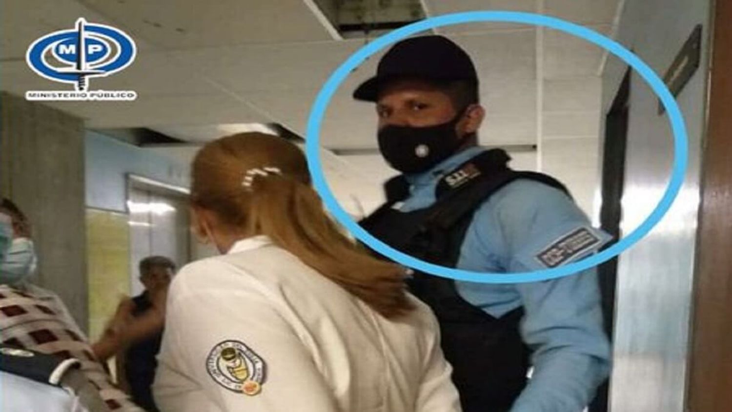 DETIENEN A POLICÍAS de Lara por vejar y esposar a una enfermera: ella les pidió que usaran tapaboca
