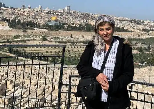 Noemí en el Monte de los Olivos, en Jerusalén.