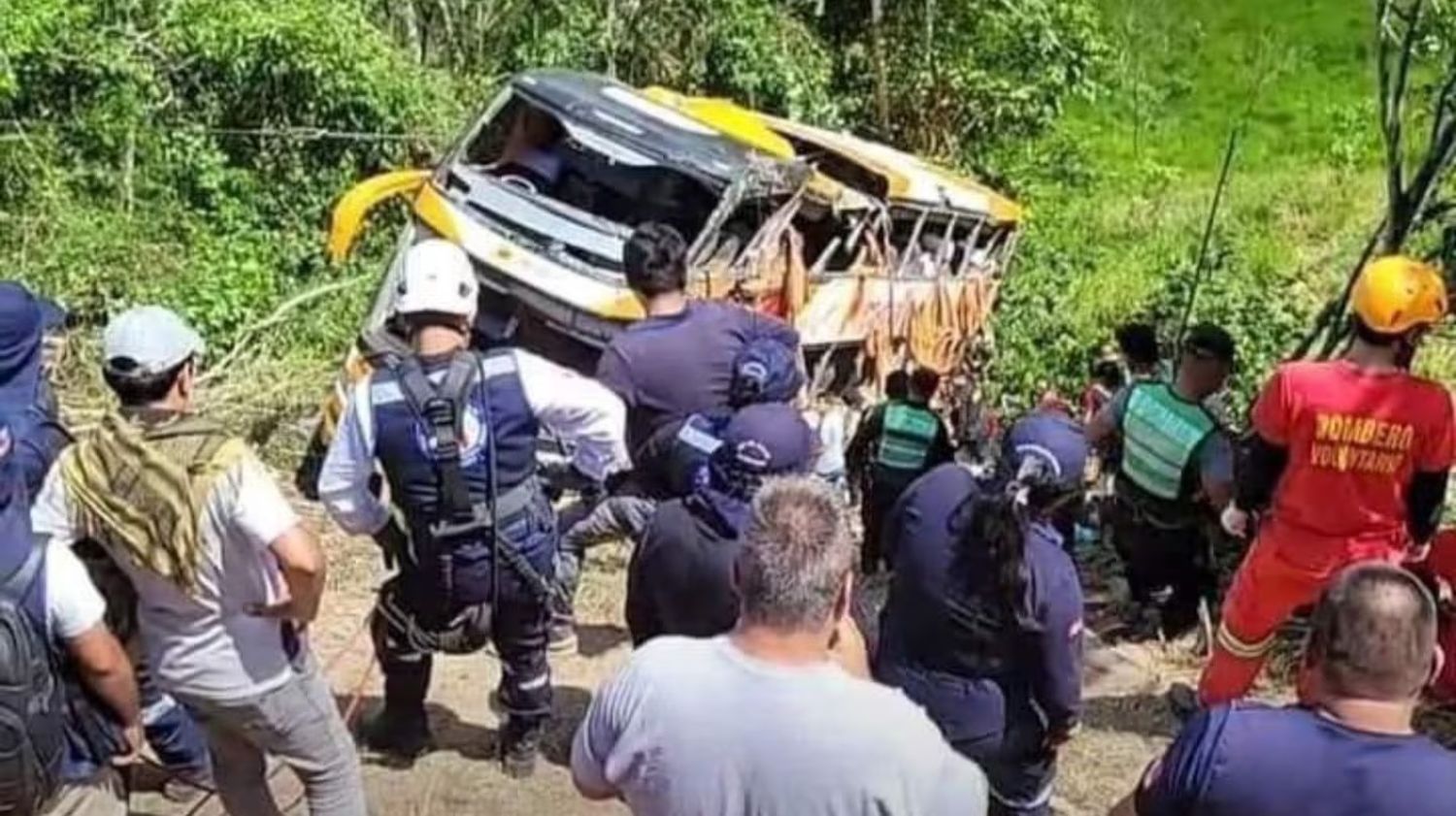 Tragedia en un viaje de egresados: 11 personas murieron luego de que un micro escolar cayera por un precipicio