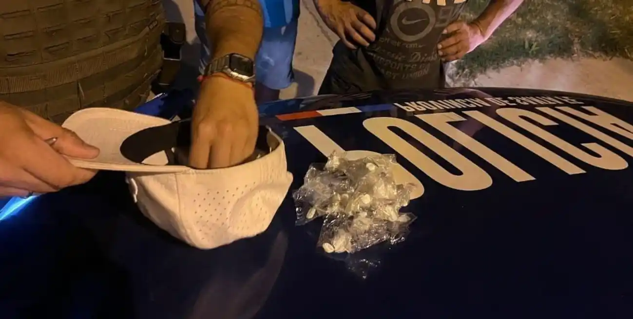 Se puso nervioso porque lo seguían y al final lo agarraron 20 envoltorios de droga encima