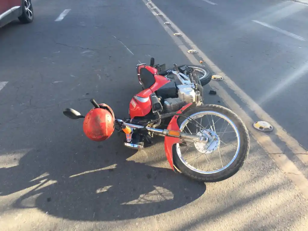 Hospitalizaron a un motociclista que se accidentó en España y Rivadavia