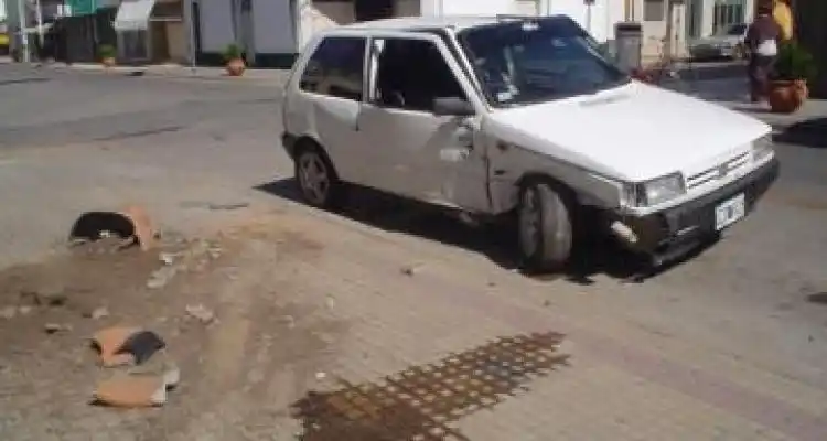 Un camión embistió dos vehículos