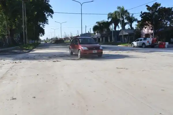 Habilitan el tránsito en la calle Colombia: Dos calzadas pavimentadas con bulevares centrales
