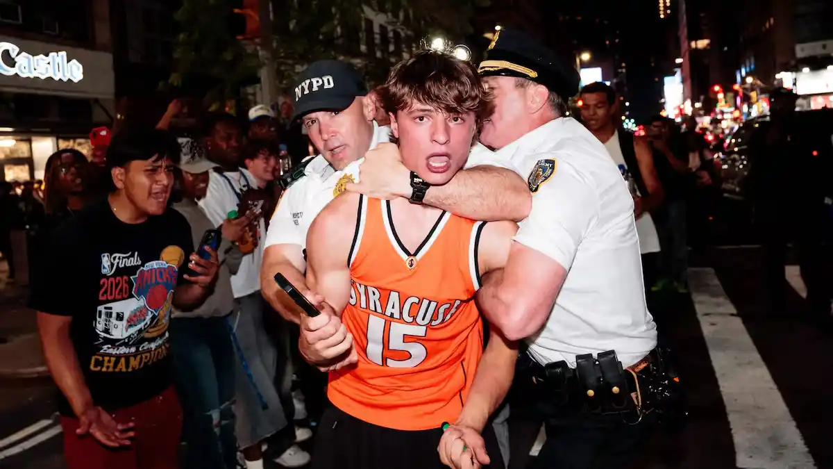 Oficiales de la NYPD detuvieron a decenas de personas por los incidentes en las calles de Nueva York, tras el triunfo de los Knocks ante los Spurs ADAM GRAY - GETTY IMAGES NORTH AMERICA
