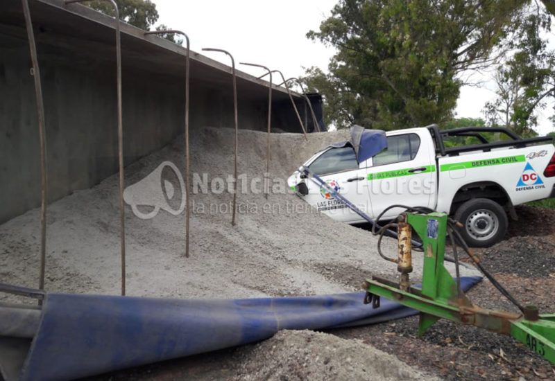 Un camión batea aplastó a una camioneta municipal en Las Flores