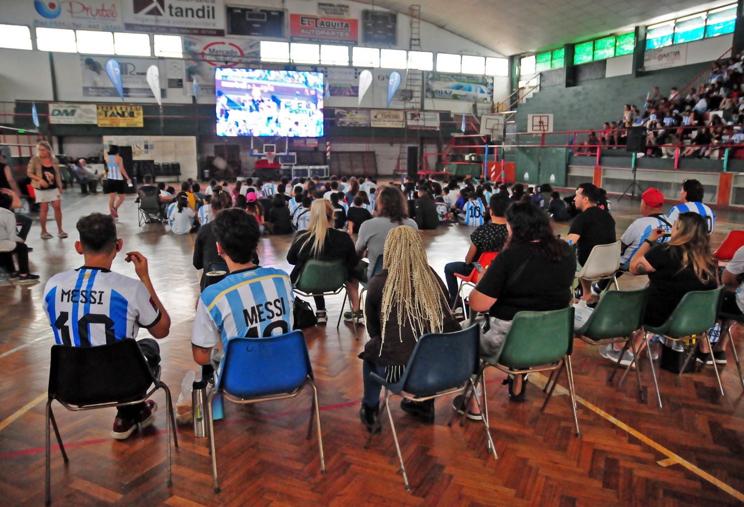 Algunos en platea, otros en la cancha, los hinchas argentinos coparon Unión.