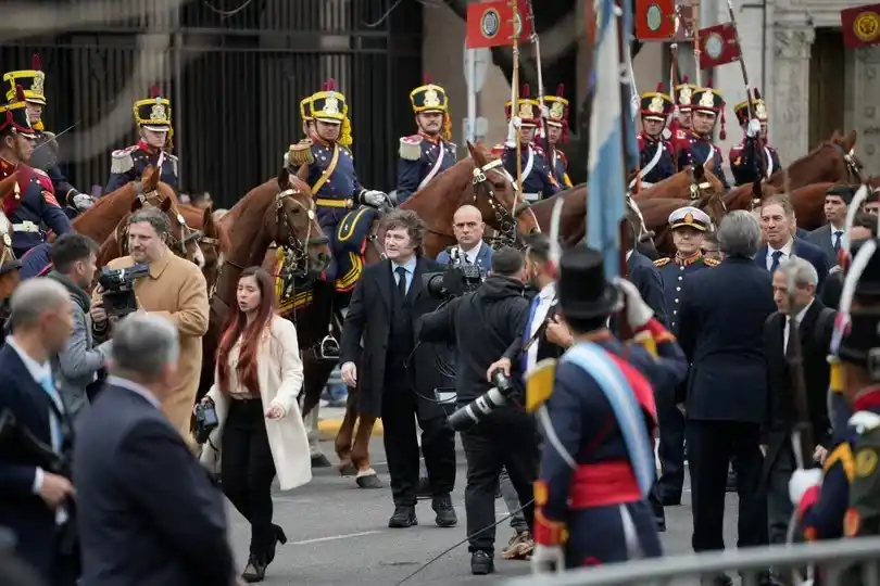 El mandatario llegó al templo tras recorrer a pie el trayecto desde la Casa Rosada.