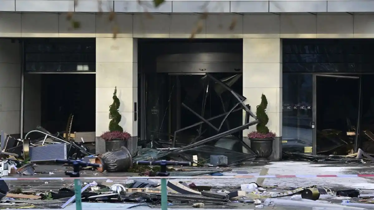 Un acuario GIGANTE ESTALLA en un hotel en el corazón de Berlín (+FOTOS)