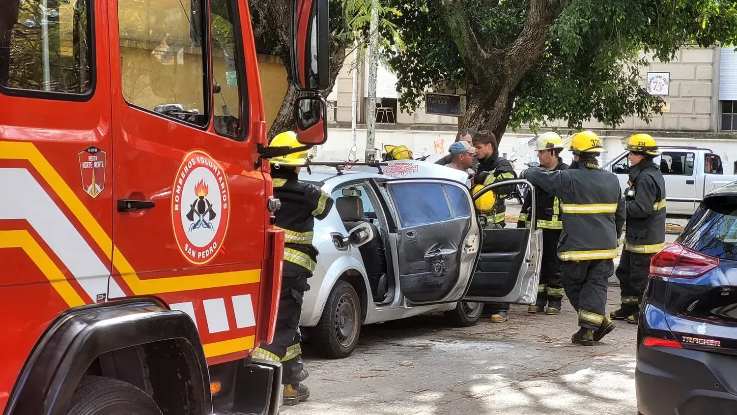 Los bomberos acudieron al llamado del propietario de un automóvil estacionado en Güemes 490.
