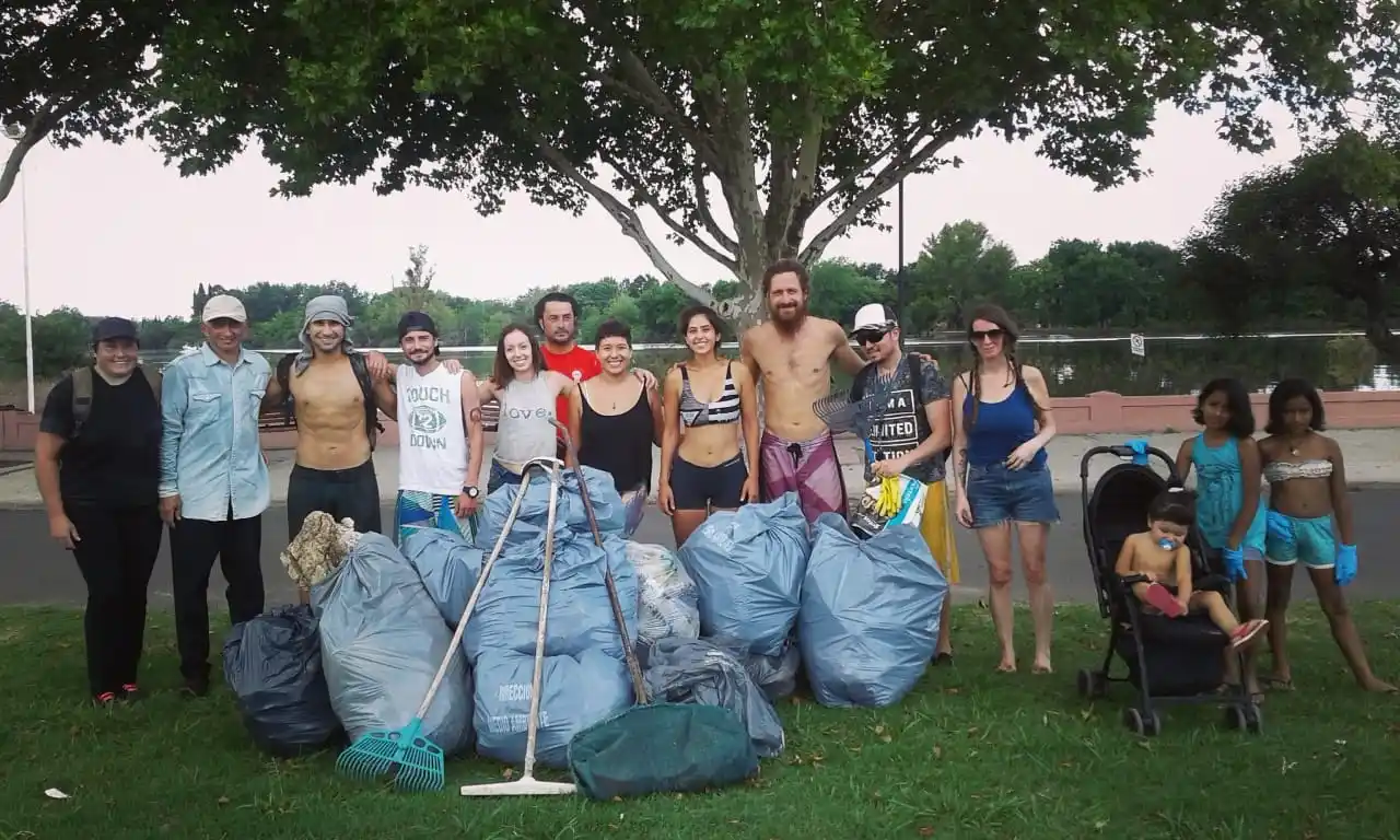 Música y mucho trabajo en la segunda limpieza del río Gualeguaychú