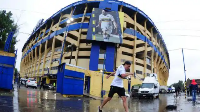 Quisieron entrar a La Bombonera como en las películas, pero los descubrieron