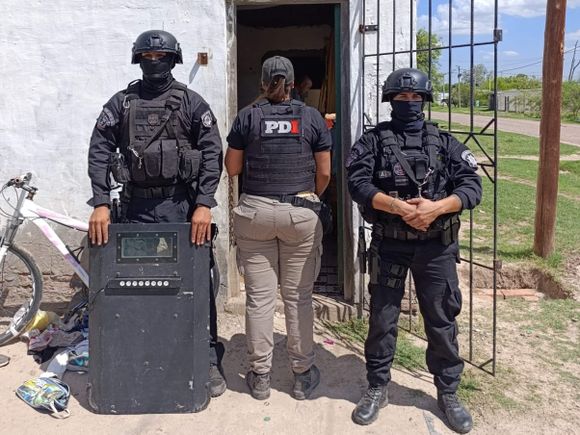 Múltiples allanamientos en Humberto Primo: dos detenidos por tenencia de drogas y armas