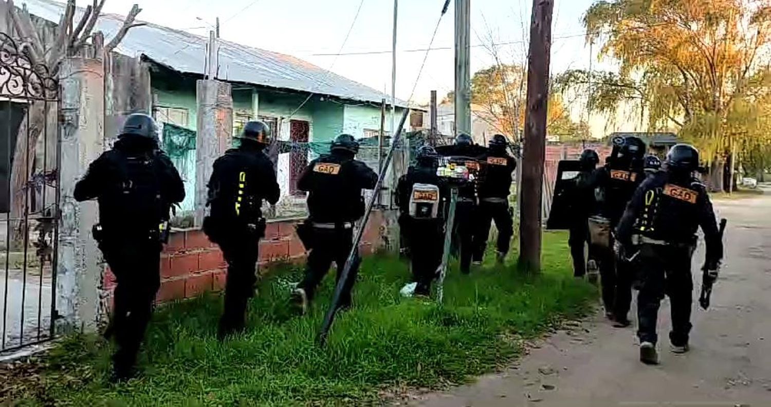 Tras tareas investigativas, los efectivos solicitaron una orden de allanamiento para tres domicilios del barrio Libertad.