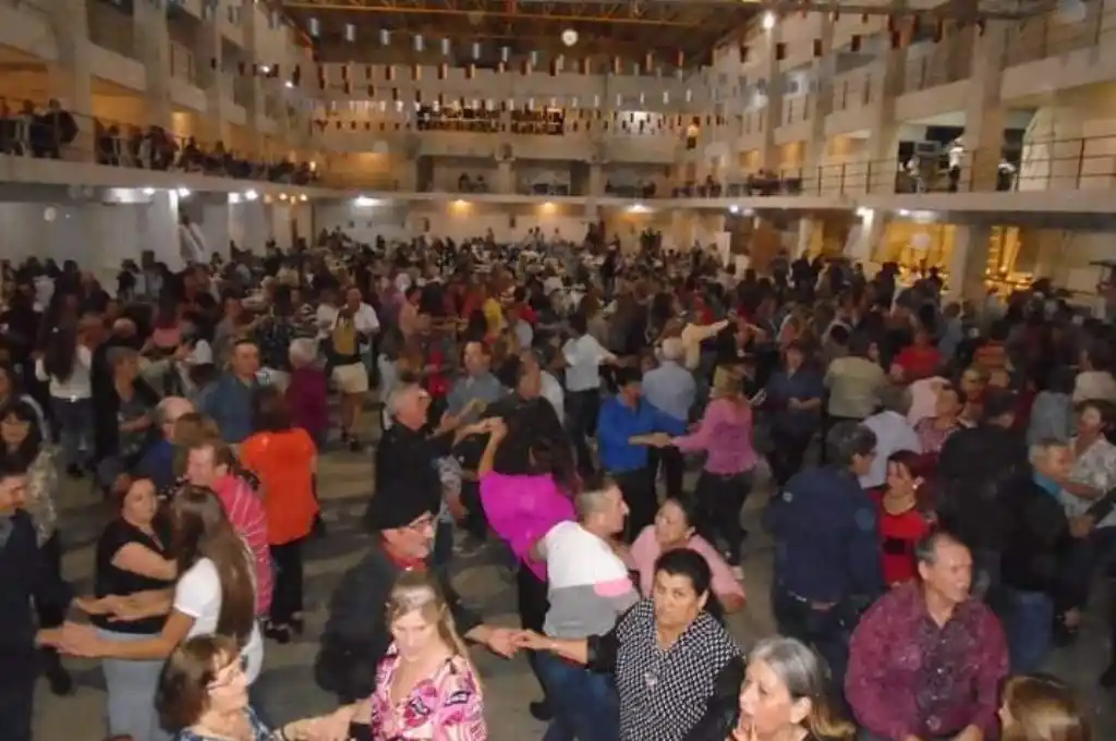 Polémica por fiesta masiva y sin protocolos autorizada en Crespo