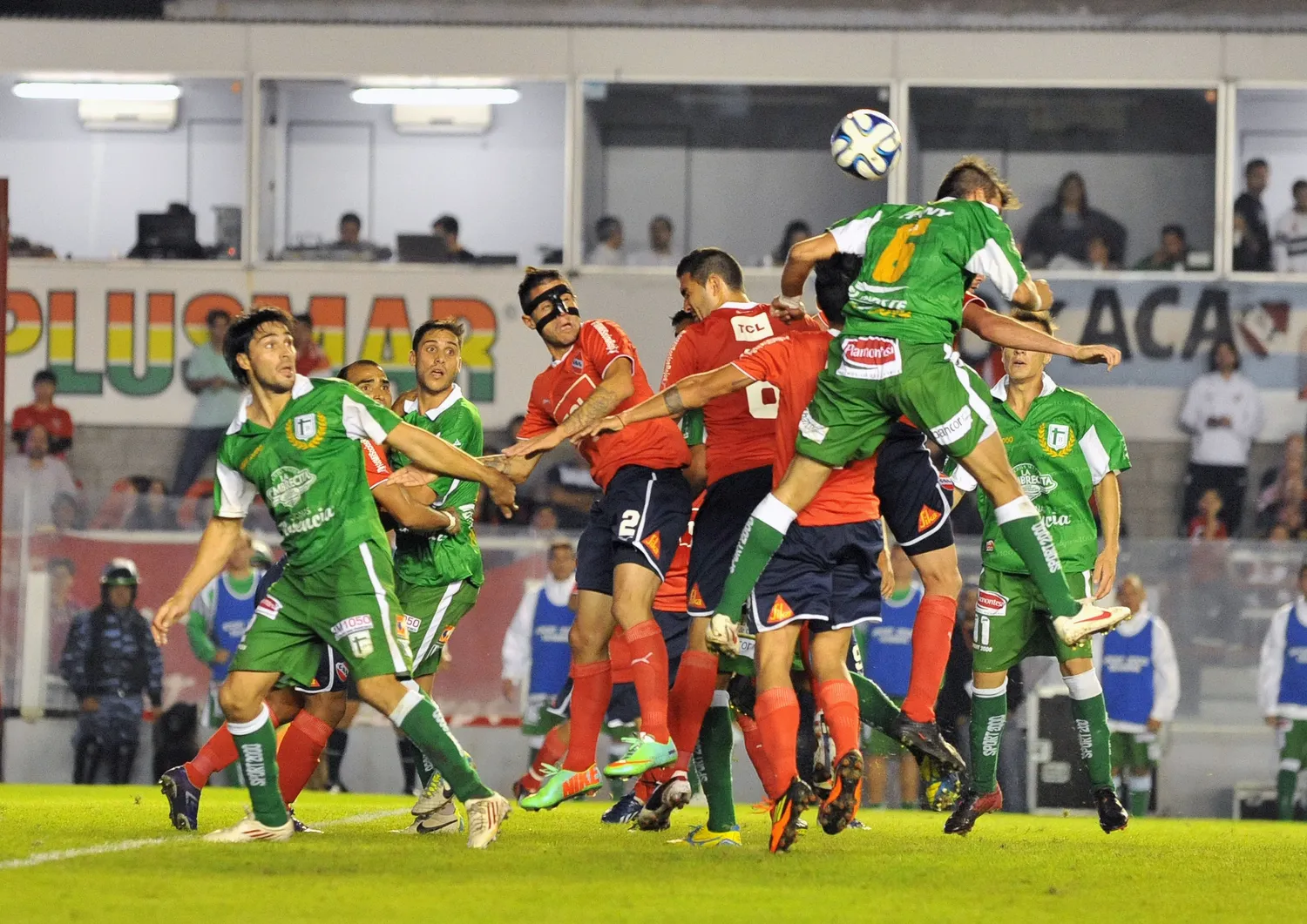 En 2014, Sportivo chocó con Independinte en la B Nacional. .