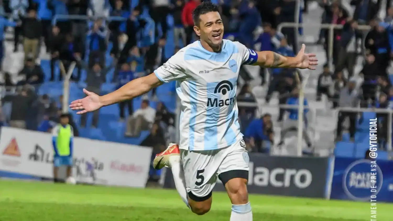 Birge, en la celebración de su gol. (Foto de prensa Gimnasia y Tiro).