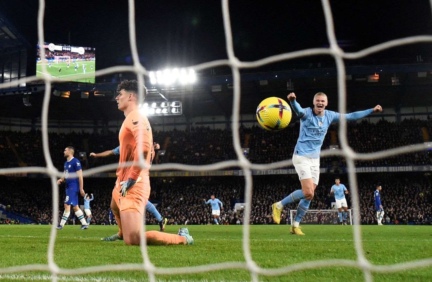 El City ganó en Londres y se acercó a la punta