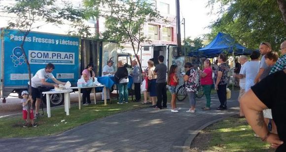Pastas, pescado y lácteos para todos: la red de precios justos que suena a “injustos” para el comercio local