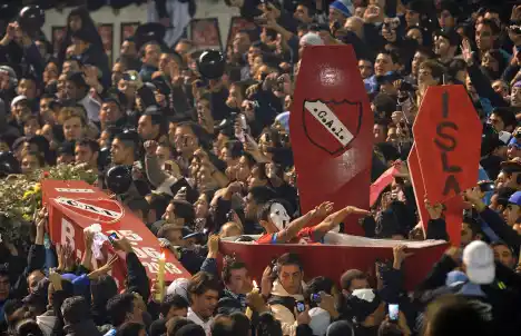 Racing festejó el descenso de Independiente y los del Rojo se vengaron con pintadas