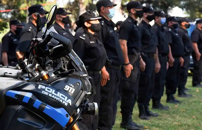 Santa Fe: se les retirará el arma reglamentaria a los policías que no se vacunaron contra el coronavirus