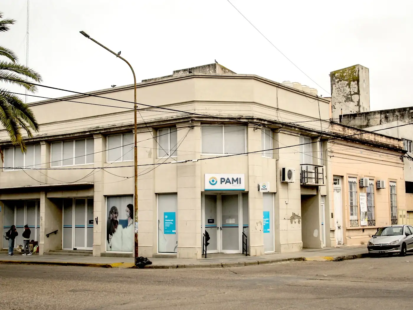 Jubilados se manifiestan frente a PAMI Gualeguaychú: "Aportamos toda la vida, y no tenemos la atención que necesitamos"