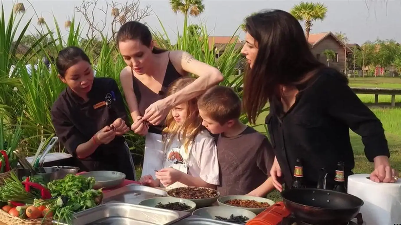 Angelina Jolie le enseñó a sus hijos a cocinar y comer insectos