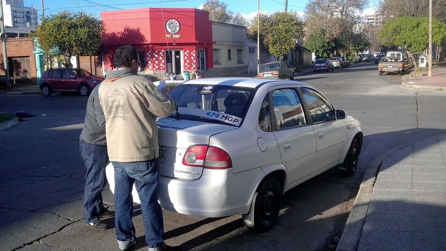 La comuna busca allanar las viviendas que son agencias de remises truchos