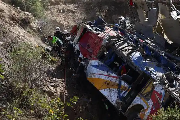¡IMPRUDENCIA AL VOLANTE! : 33 muertos dejó accidente en Perú causado por exceso de velocidad