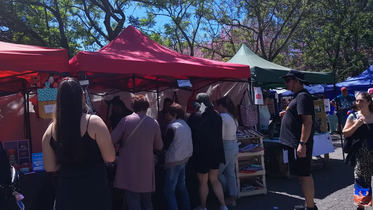 La feria de los emprendedores locales se mantendrá durante el fin de semana, pese a la suspensión de la Fiesta de las Colectividades.