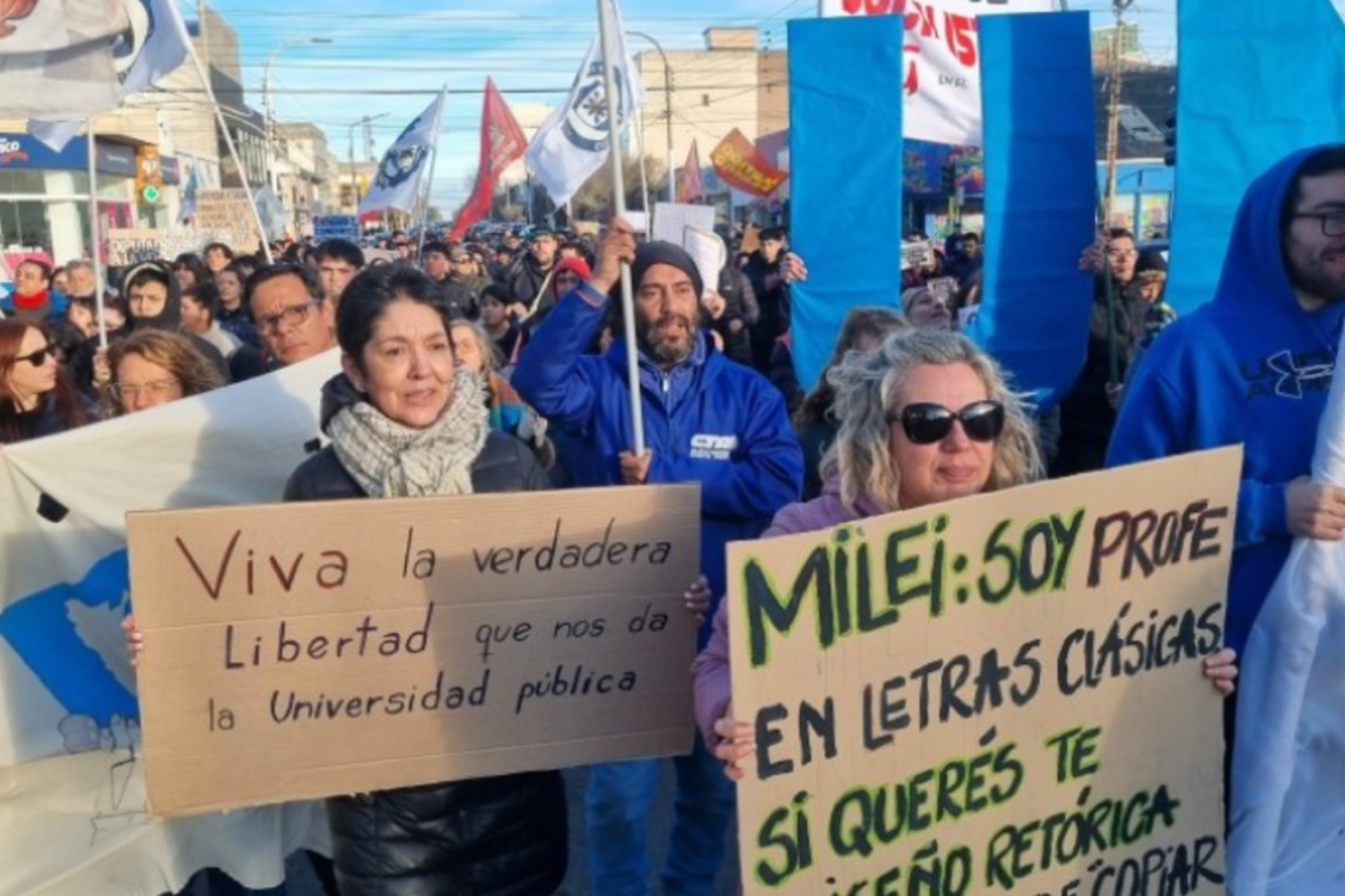 Insultos y abucheos a Martín Menem en el local partidario
</p><p>Foto: Tiempo Sur